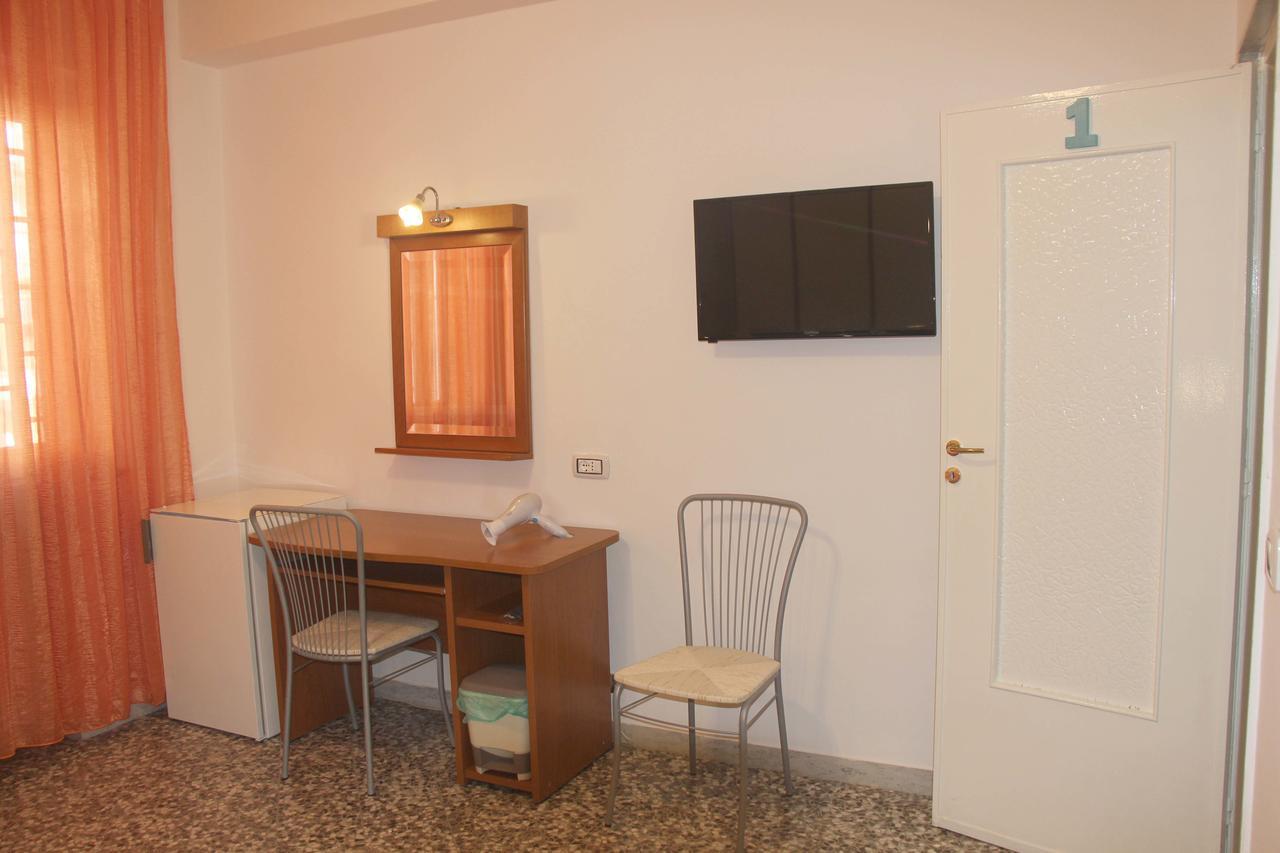 I Due Baroni - Fronte Campus Bed and Breakfast Bari Exteriör bild