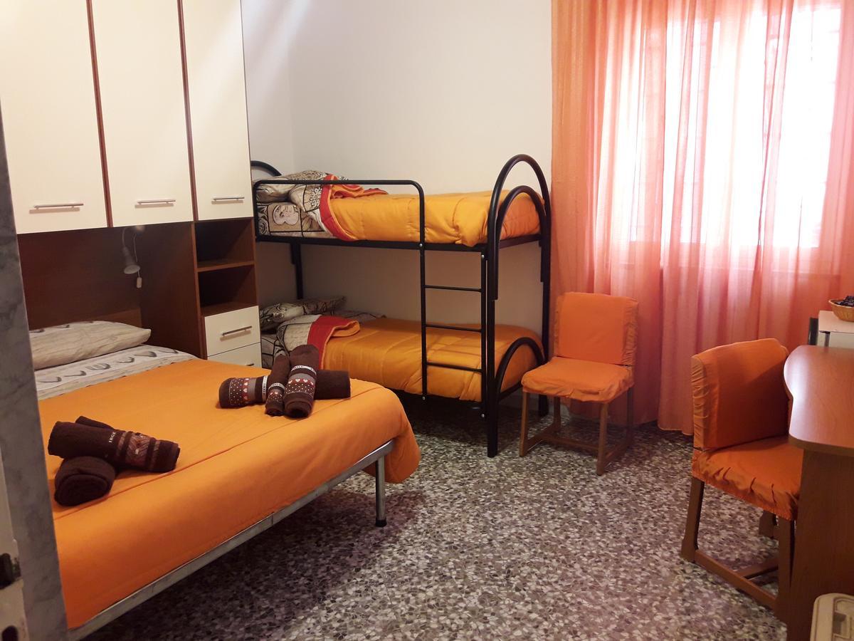 I Due Baroni - Fronte Campus Bed and Breakfast Bari Exteriör bild