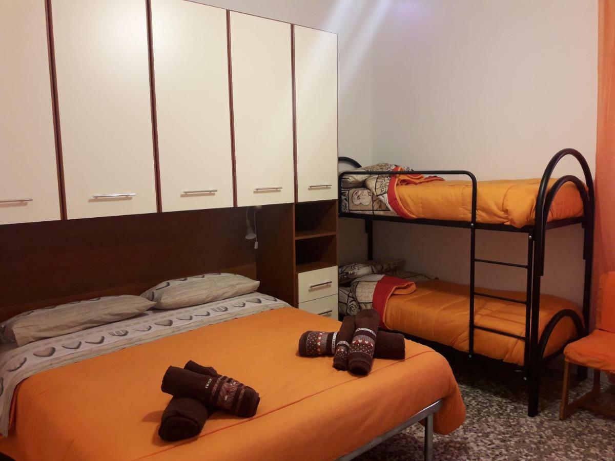 I Due Baroni - Fronte Campus Bed and Breakfast Bari Exteriör bild